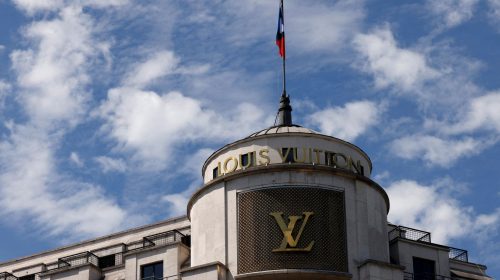 As Euro Slides, American Tourists Splurge in Parisian Boutiques